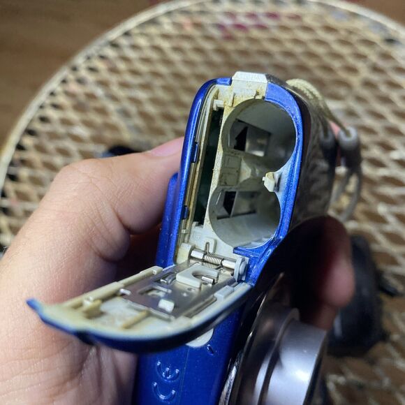 Digital Cameras LOT 3 Kodak ZX3 Insignia NS-DSC1112 Kodak V1253 For Parts Repair - Picture 10 of 14